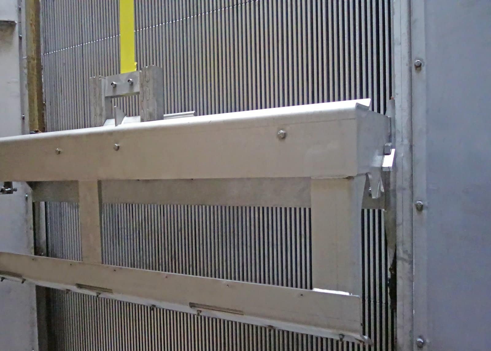 Grille de dégrilleur automatique en inox : barreaux et entrefer vus de près