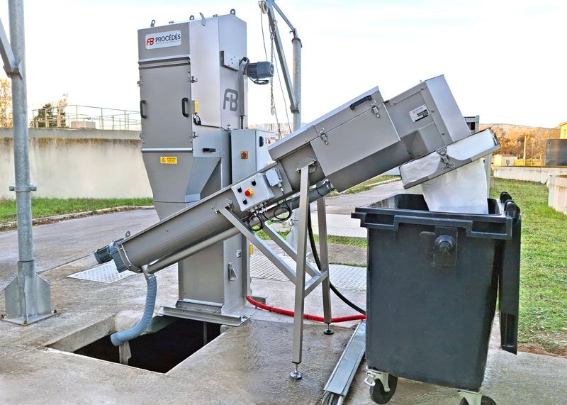 dégrilleur automatique vertical avec vis de compactage et benne à déchets