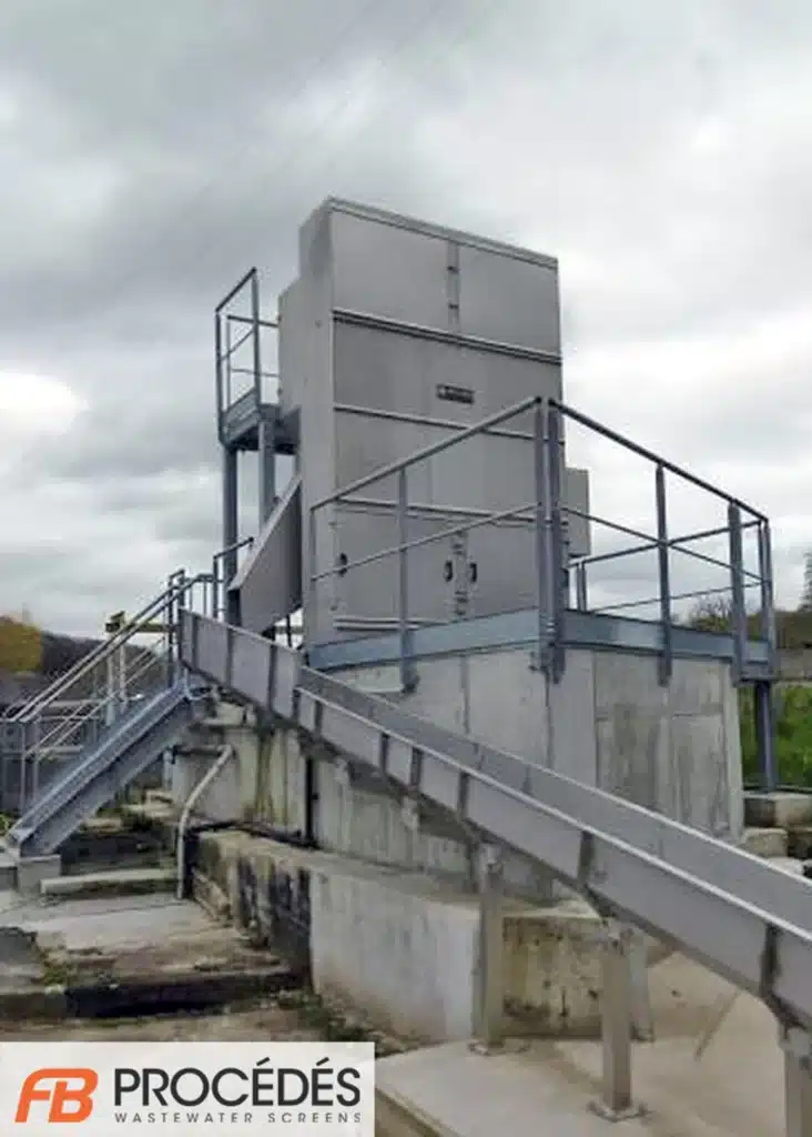 Dégrilleur automatique installé sur une prise d’eau pour la protection des ouvrages hydrauliques