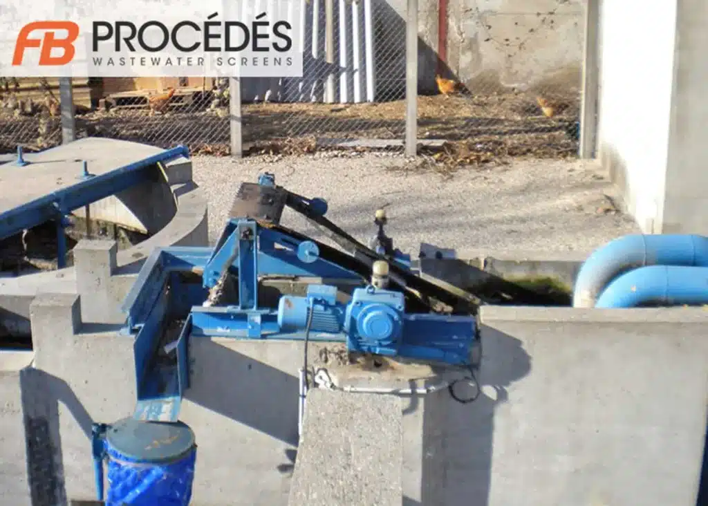 Ancien dégrilleur courbe en place avant remplacement sur ouvrage existant