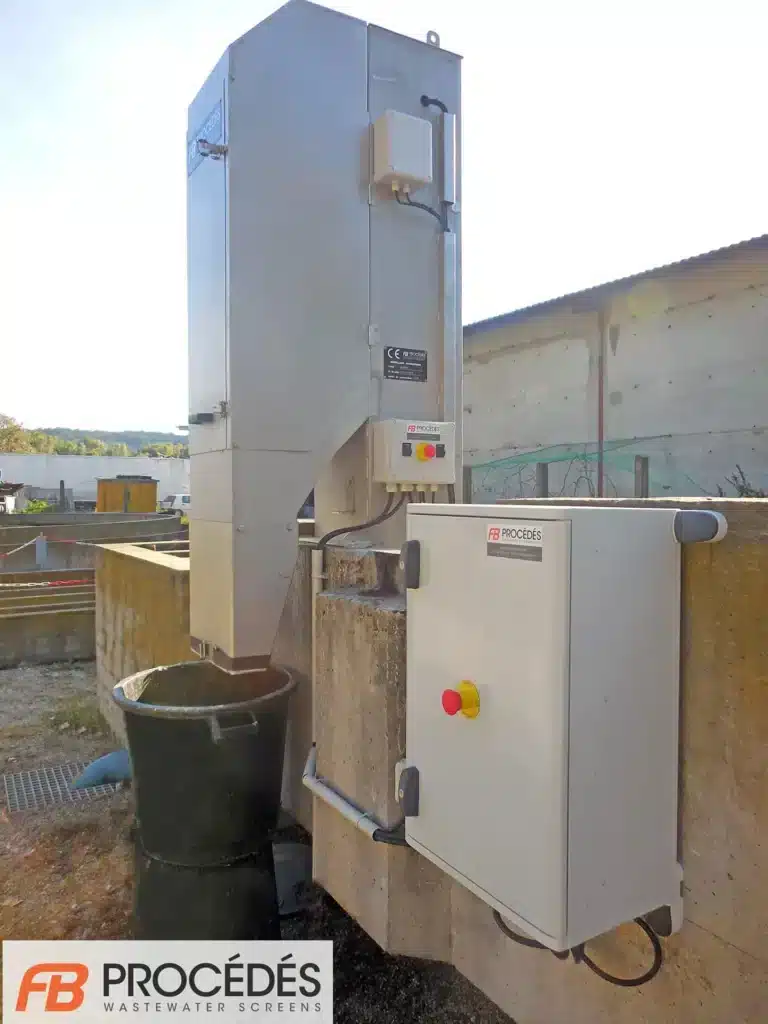 Nouveau dégrilleur courbe installé après remplacement pour améliorer l’exploitation