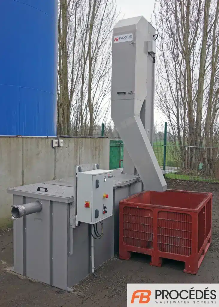 Dégrilleur en fonctionnement sur un poste de dépotage lors des opérations de vidange