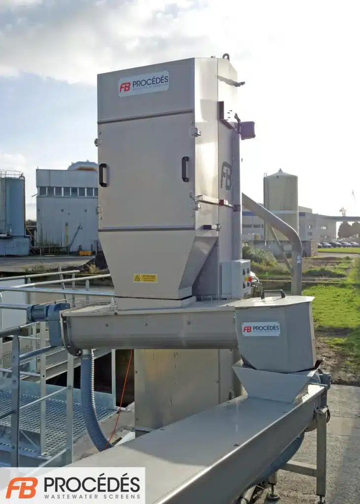 Dégrilleur installé sur un poste de dépotage pour la séparation des déchets solides