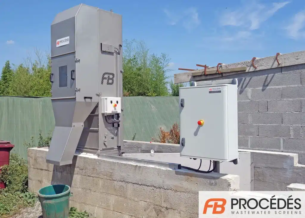 Grille de dégrilleur pour poste de dépotage assurant la rétention des macro-déchets