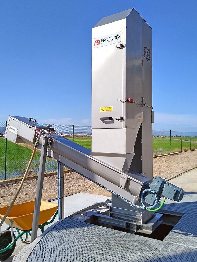 Dégrilleur avec vis de compactage