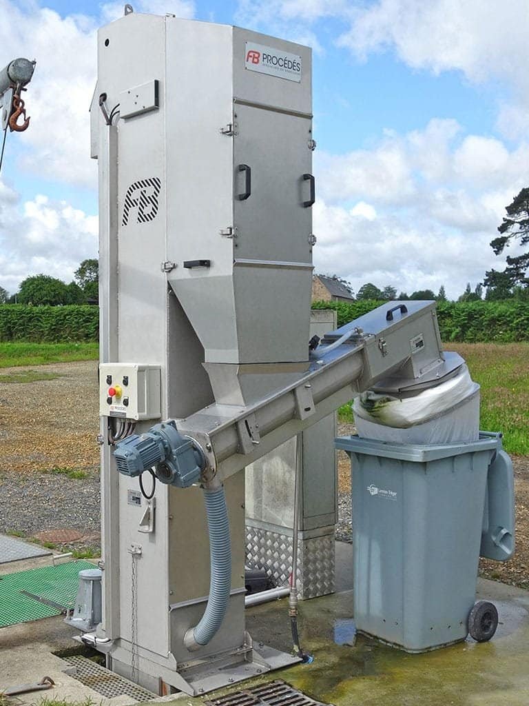 Dégrilleur vertical avec vis de compactage dans un poste de relevage