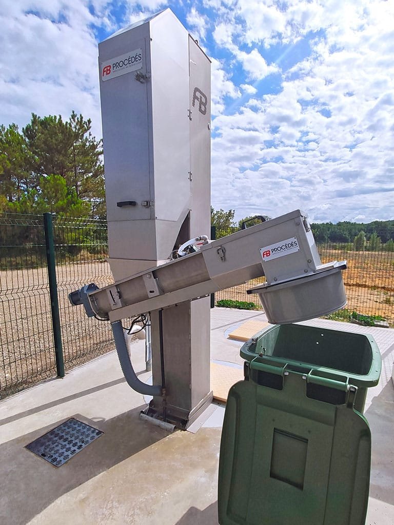 Dégrilleur vertical qui déverse dans une poubelle