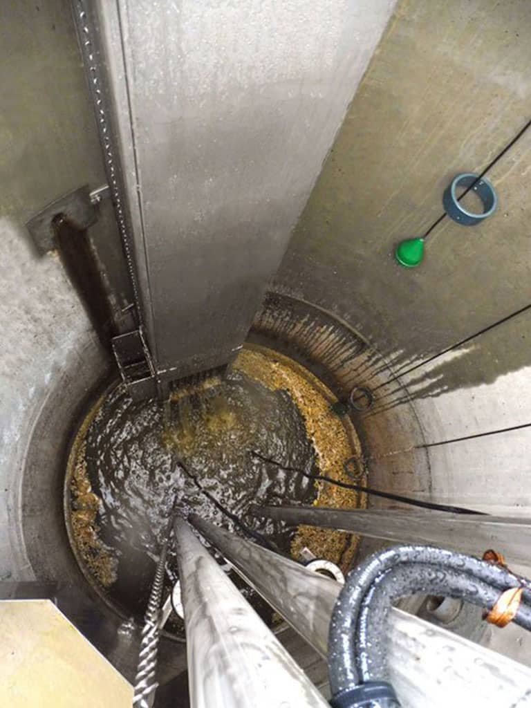 Partie inférieure et grille d'un dégrilleur dans un poste de relevage